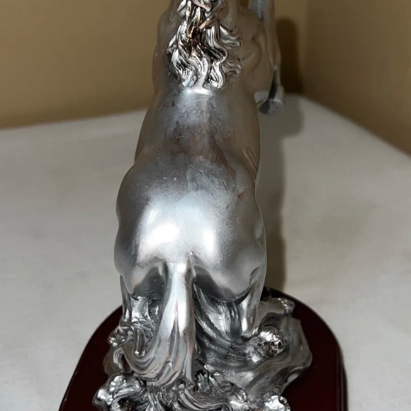 Beautiful Running Hours Statue Home Devore - Picture 4 of 11